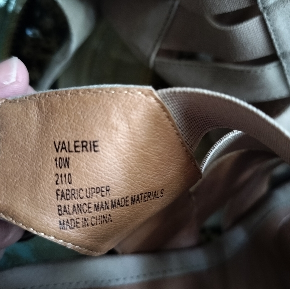 Shoes - Picture 4 of 5